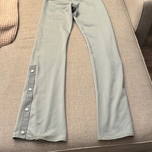 ALO Yoga Light Sage Green Snap-Detail Leggings